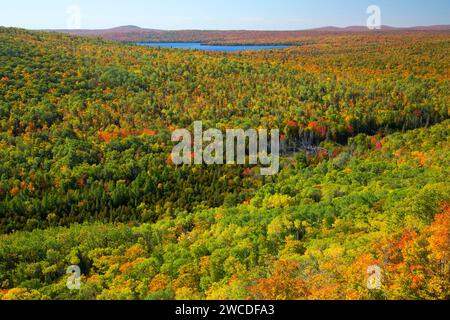 Lake Medora depuis West Bluff Scenic View, Brockway Mountain Drive, Keweenaw Heritage site, Copper Harbor, Michigan Banque D'Images