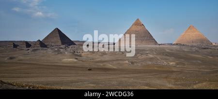 Le complexe pyramidal de Gizeh (nécropole de Gizeh) photo de l'après-midi montrant les trois pyramides principales de Gizeh, en Égypte, ainsi que les pyramides subsidiaires Banque D'Images