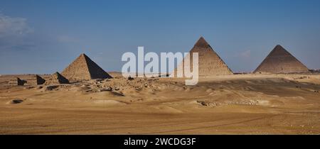 Le complexe pyramidal de Gizeh (nécropole de Gizeh) photo de l'après-midi montrant les trois pyramides principales de Gizeh, en Égypte, ainsi que les pyramides subsidiaires Banque D'Images