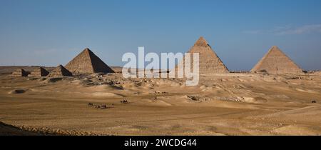 Le complexe pyramidal de Gizeh (nécropole de Gizeh) photo de l'après-midi montrant les trois pyramides principales de Gizeh, en Égypte, ainsi que les pyramides subsidiaires Banque D'Images