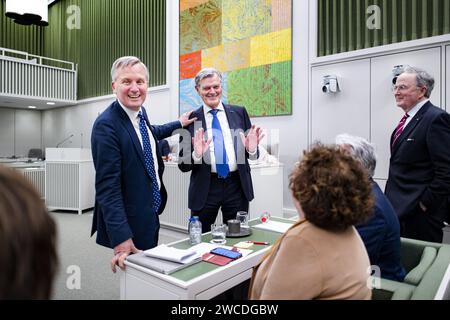 LA HAYE - le secrétaire d'État sortant Eric van der Burg (VVD, Justice et sécurité) et le sénateur Martin van Rooijen (50PLUS) lors de la discussion de la loi de dispersion par le Sénat. La loi du secrétaire d’Etat sortant Eric van der Burg (VVD, Justice et sécurité) doit assurer une répartition plus équitable des demandeurs d’asile à travers le pays, et permet, dans des cas extrêmes, de contraindre les municipalités à accueillir des demandeurs d’asile. ANP RAMON VAN flymen netherlands Out - belgique Out Banque D'Images