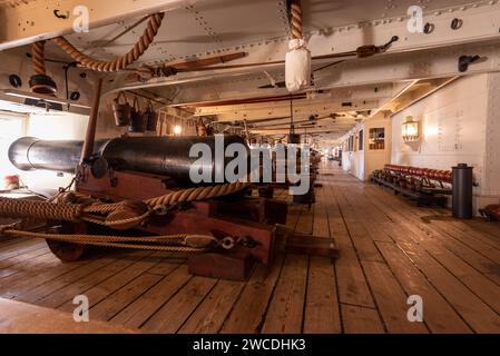 Pont d'armes sur le HMS Warrior, dans le chantier naval historique de Portsmouth, montrant des armes et des accessoires de l'époque. Janvier 2024 Banque D'Images