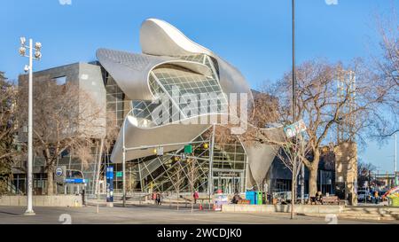 Edmonton, Canada, 12 novembre 2023 : Art Gallery of Albertabuilding vue avec fond de ciel bleu à la fin de la saison d'automne Banque D'Images