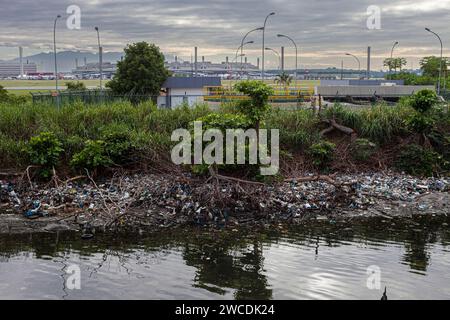 Pollution plastique dans la baie de Guanabara, déchets, déchets rejetés de manière incorrecte, sans consentement, dans un endroit inapproprié à côté de l'aéroport international de Rio de Janeiro. Banque D'Images