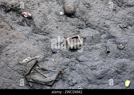 Déchets, téléviseurs, bouteilles en plastique et toutes sortes de déchets jetés incorrectement, sans consentement, dans une zone muudique à la frontière de la baie de Guanabara, Rio de Janeiro, Brésil. Banque D'Images