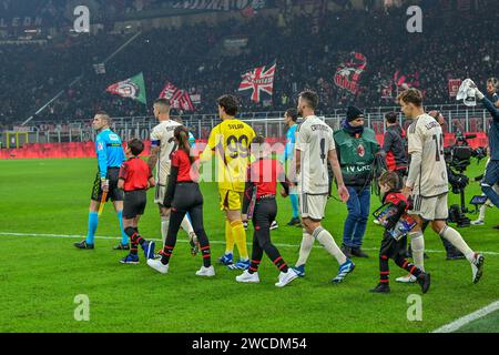 Milan, Italie. 14 janvier 2024. Les joueurs des deux équipes entrent sur le terrain pour le match de Serie A entre l'AC Milan et Roma à San Siro à Milan. (Crédit photo : Gonzales photo/Alamy Live News Banque D'Images