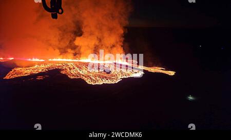 Grindavik, Islande. 14 janvier 2024. La lave crache d’un évent lorsque le volcan Fagradalsfjall s’est déplacé vers un petit village de pêcheurs côtier sur la péninsule de Reykjanes, au sud-ouest de l’Islande, le 14 janvier 2024 près de Grindavik, en Islande. Un deuxième évent a ouvert des scientifiques surprenants, causant le feu aux maisons peu après l'évacuation du village de Grindavik. Crédit : Office météorologique islandais/Office météorologique islandais/Alamy Live News Banque D'Images