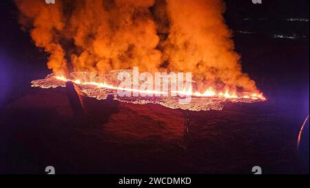 Grindavik, Islande. 14 janvier 2024. La lave crache d’un évent lorsque le volcan Fagradalsfjall s’est déplacé vers un petit village de pêcheurs côtier sur la péninsule de Reykjanes, au sud-ouest de l’Islande, le 14 janvier 2024 près de Grindavik, en Islande. Un deuxième évent a ouvert des scientifiques surprenants, causant le feu aux maisons peu après l'évacuation du village de Grindavik. Crédit : Office météorologique islandais/Office météorologique islandais/Alamy Live News Banque D'Images