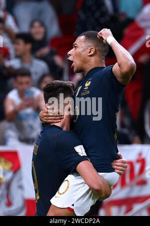 Kylian Mbappé célèbre avec Olivier Giroud après le premier but de la France contre la Pologne à la 44e minute de la manche de la coupe du monde de la FIFA 2022 16 au Qatar. Banque D'Images