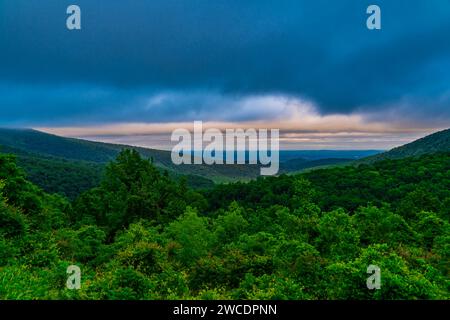 Une vue imprenable sur une vallée verdoyante dans le parc national de Shenandoah, Virginie Banque D'Images