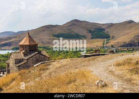 Sevanavank, Arménie - 02 septembre 2019 : vue du Sevanavank, complexe monastique situé sur la rive du lac Sevan. Surp Arakelots signifiant le Saint Apo Banque D'Images