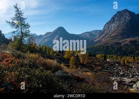 Herbstlicher Weitblick im Val da Camp mit seinen faszinierenden Bergseen Banque D'Images