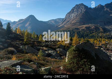 Herbstlicher Weitblick im Val da Camp mit seinen faszinierenden Bergseen Banque D'Images