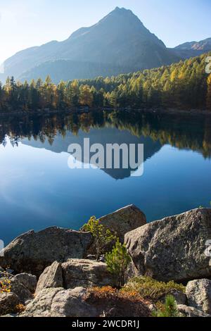 Herbstlicher Weitblick im Val da Camp mit seinen faszinierenden Bergseen Banque D'Images