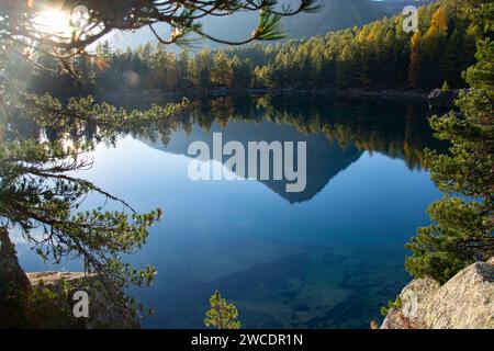 Herbstlicher Weitblick im Val da Camp mit seinen faszinierenden Bergseen Banque D'Images