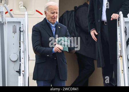 Philadelphie, Pennsylvanie, États-Unis. 15 janvier 2024. Le président JOE BIDEN débarque de Air Force One en portant un chapeau Philabundance, une organisation de secours contre la faim à Philadelphie, où il prévoit de se porter volontaire pour la troisième année consécutive à l'occasion de la Journée de service Martin Luther King Jr. (Image de crédit : © Saquan Stimpson/ZUMA Press Wire) USAGE ÉDITORIAL SEULEMENT! Non destiné à UN USAGE commercial ! Banque D'Images