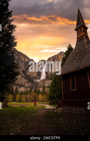 Une image de photographie de paysage d'art d'un coucher de soleil flamboyant et dynamique qui brille sur Yosemite Valley en Californie. Banque D'Images