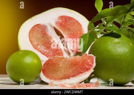 Morceaux de fruits rouges Pomelo sur fond orange Banque D'Images