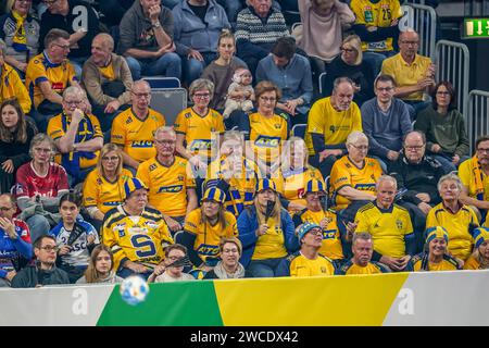 Mannheim, Allemagne. 15 janvier 2024. MANNHEIM, ALLEMAGNE - JANVIER 15 : fans et supporters de Suède lors du match de la ronde préliminaire de l'EHF Euro 2024 entre la Suède et les pays-Bas au SAPP Arena le 15 janvier 2024 à Mannheim, Allemagne. (Photo Henk Seppen/Orange Pictures) crédit : Orange pics BV/Alamy Live News Banque D'Images