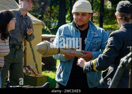 2023 - American Heritage Museum - Hudson, Massachusetts. Un homme tient un lance-grenades avec des soldats de reconstitution de la Seconde Guerre mondiale autour de lui. Banque D'Images