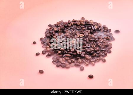 Les grains de café isolé sur fond blanc Banque D'Images