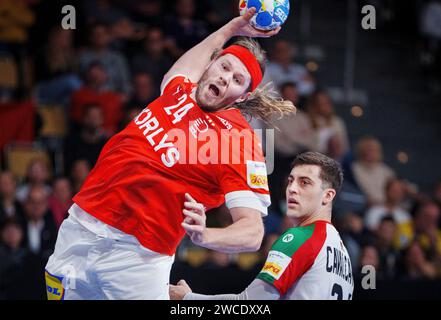 Denmarks Mikkel Hansen et Portugais Alexandre Cavalcanti lors du match masculin EHF Euro 2024 entre le Danemark et le Portugal à l'Olympiahalle à Munich, en Allemagne, le lundi 15 janvier 2024 Banque D'Images