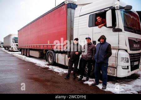 Medyka, Pologne, 15 janvier 2024. Les chauffeurs de camion se tiennent devant les camions alors qu'ils attendent sur un parking sur l'autoroute A4 pour traverser la frontière polono-ukrainienne alors que la grève du syndicat polonais des transports se poursuit. L'Union exige la renégociation des accords de transport entre l'Ukraine et l'Union européenne. Les manifestants ont bloqué 3 points de passage pour le transport par camion, autorisant seulement 4 camions par heure, à l'exclusion de l'aide humanitaire et militaire et des produits chimiques et alimentaires sensibles. La grève a commencé le 6 novembre. Les conducteurs ukrainiens disent attendre plus de 10 jours, les responsables polonais disent que la file d'attente est de 115 heures. Crédit : Dominika Zarzyc Banque D'Images