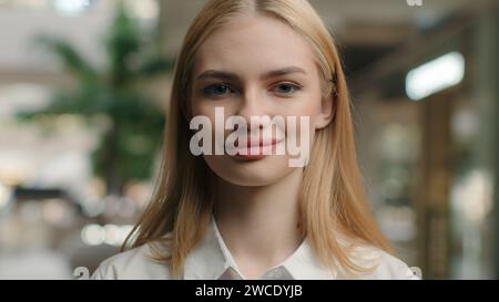 Gros plan portrait souriant femme d'affaires femme vendeur employé consultant dans le centre commercial caucasien fille femme client acheteur Banque D'Images