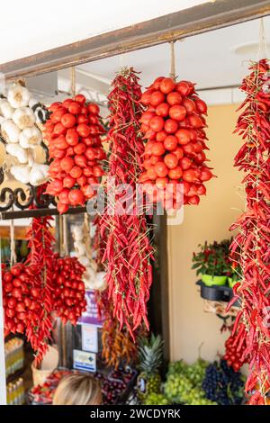 Piments Chili calabrais séchés accrochés sur le marché de rue Banque D'Images