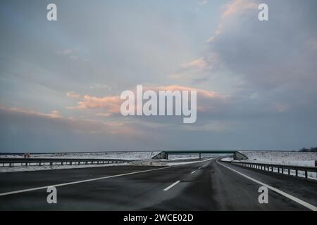 Medyka, Pologne, 15 janvier 2024. L'autoroute A4 vide en direction de Korczowa est vide alors que la grève du syndicat polonais des transports se poursuit. L'Union exige la renégociation des accords de transport entre l'Ukraine et l'Union européenne. Les manifestants ont bloqué 3 points de passage pour le transport par camion, autorisant seulement 4 camions par heure, à l'exclusion de l'aide humanitaire et militaire et des produits chimiques et alimentaires sensibles. La grève a commencé le 6 novembre. Les conducteurs ukrainiens disent attendre plus de 10 jours, les responsables polonais disent que la file d'attente est de 115 heures. Crédit : Dominika Zarzycka/ Alamy Live News. Banque D'Images