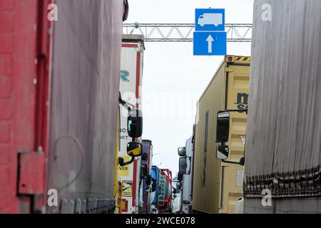 Medyka, Pologne, 15 janvier 2024. Les camions se tiennent dans une file pour traverser la frontière à Medyka alors que la grève du syndicat polonais des transports se poursuit et que Medyka est le seul poste frontalier pleinement opérationnel pour le transport par camions entre la Pologne et l'Ukraine. L'Union exige la renégociation des accords de transport entre l'Ukraine et l'Union européenne. Les manifestants ont bloqué 3 autres points de passage pour le transport par camion, autorisant seulement 4 camions par heure, à l'exclusion de l'aide humanitaire et militaire et des produits chimiques et alimentaires sensibles. La grève a commencé le 6 novembre. Les conducteurs ukrainiens disent attendre plus de 10 jours, les responsables polonais Banque D'Images