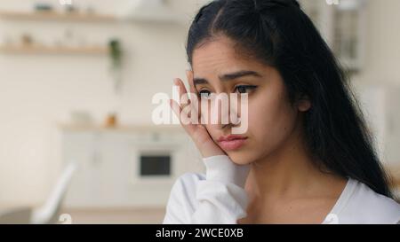 Fatiguée malade femme hispanique arabe fille toucher la tête souffrir de maux de tête migraine sentir mal de douleur. Malsaine dame ethnique indienne malade pense mal Banque D'Images