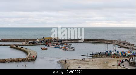 Photo panoramique du port de Lyme Regis dans le Dorset Banque D'Images