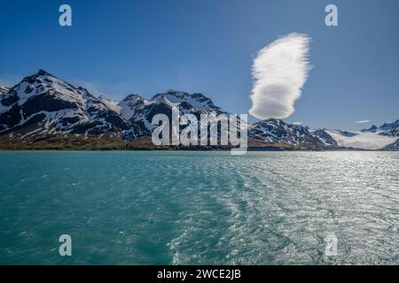 Rosita Harbor nuage assis sur le sommet de la montagne, formation lenticulaire empilée inhabituelle et belle, en constante évolution Banque D'Images