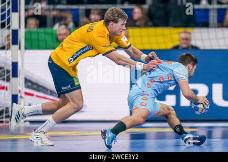 Mannheim, Allemagne. 15 janvier 2024. MANNHEIM, ALLEMAGNE - JANVIER 15 : Luc Steins des pays-Bas est défié par Jonathan Carlsbogard de Suède lors du match de la ronde préliminaire de l'Euro 2024 de l'EHF entre la Suède et les pays-Bas au SAPP Arena le 15 janvier 2024 à Mannheim, en Allemagne. (Photo Henk Seppen/Orange Pictures) crédit : Orange pics BV/Alamy Live News Banque D'Images