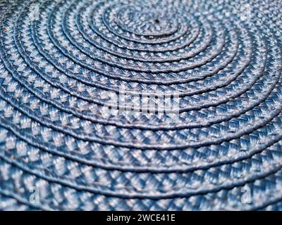 Fond bleu d'une serviette tricotée ronde. Serviette ronde bleu clair, gros plan Banque D'Images