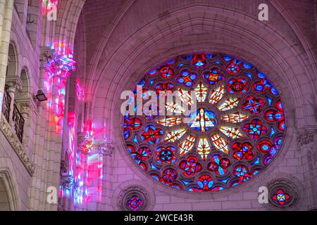 Vitraux colorés dans l'église de Saint-Nazaire en Loire Atlantique, France Banque D'Images