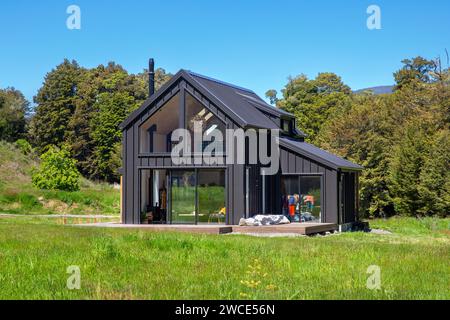 Nouvelle maison de vacances de 2 étages avec revêtement métallique à Manapouri, Aotearoa (Nouvelle-Zélande), te Waipounamu (Île du Sud). Banque D'Images