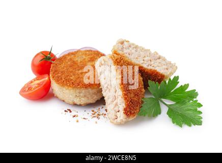 Côtelettes de viande savoureuses, persil et tomates sur fond blanc Banque D'Images