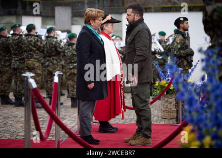 Kehrsatz, Suisse. 15 janvier 2024. Le président ukrainien Volodymyr Zelenskyy, à droite, se tient avec la présidente suisse Viola Amherd, à gauche, lors de la cérémonie d'arrivée au domaine Lohn, le 15 janvier 2024 à Kehrsatz, Berne, Suisse. Zelenskyy est en Suisse pour des réunions bilatérales et pour assister au Forum économique mondial. Crédit : Présidence ukrainienne/Bureau de presse présidentiel ukrainien/Alamy Live News Banque D'Images