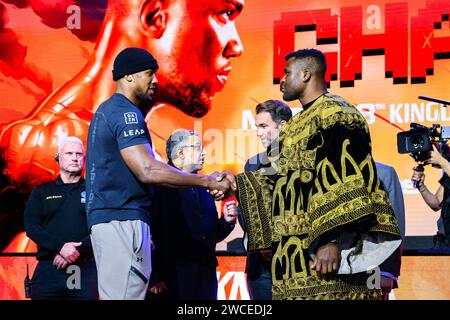 LONDRES, ROYAUME-UNI. 15 janvier 2024. Anthony Joshua (à gauche) serre la main de Francis Ngannou (à droite) lors de la conférence de presse Anthony Joshua vs Francis Ngannou Kick-off à HERE, Outernet le lundi 15 janvier 2024 à LONDRES, ANGLETERRE. Crédit : Taka G Wu/Alamy Live News Banque D'Images
