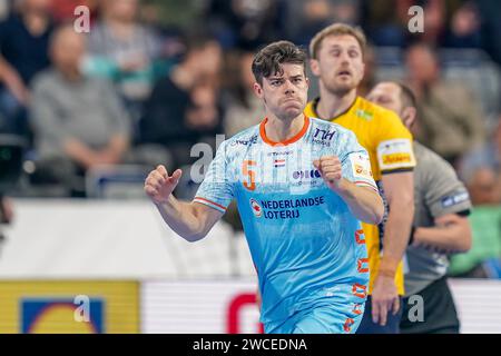 Mannheim, Allemagne. 15 janvier 2024. MANNHEIM, ALLEMAGNE - 15 JANVIER : le Néerlandais Rutger ten Velde célèbre son but lors du match de la ronde préliminaire de l'Euro 2024 de l'EHF entre la Suède et les pays-Bas au SAPP Arena le 15 janvier 2024 à Mannheim, Allemagne. (Photo Henk Seppen/Orange Pictures) crédit : dpa/Alamy Live News Banque D'Images