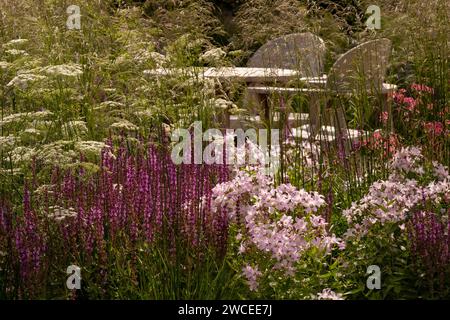 Plantation autour d'une aire de dîner dans l'emblématique jardin des héros du RHS conçu par Carol Klein au RHS Hampton Palace Garden Festival Banque D'Images