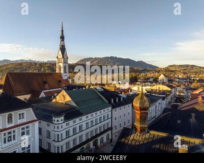 Bad Toelz, vue aérienne de vieilles maisons à Marktstrasse à Altstadt, Bavière Allemagne. Bad Tolz au lever du soleil d'hiver. Chauffage Banque D'Images