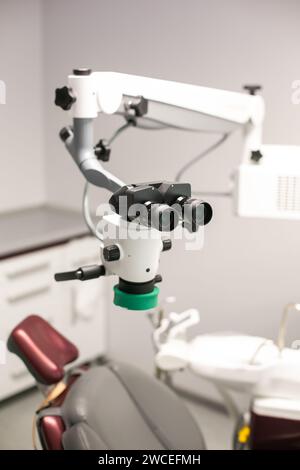 Le microscope dentaire sur le fond de la dentisterie moderne. Matériel médical. Banque D'Images