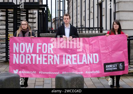 Activiste pro Choice tenant des banderoles indiquant « maintenant pour l'Irlande du Nord » devant les cours royales de justice de Belfast Banque D'Images