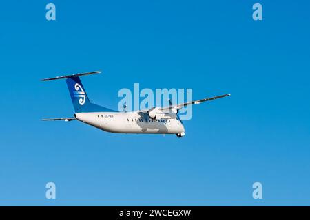 De Havilland canada Dash 8 300 dans la livrée Air New Zealand décollant de l'aéroport de Wellington par une belle journée ensoleillée. ZK-NER. avion complet illustré Banque D'Images