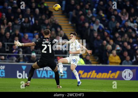 DaN James de Leeds Utd tente de battre Jak Alnwick, le gardien de Cardiff City. Match de championnat EFL Skybet, Cardiff City contre Leeds Utd AT Banque D'Images