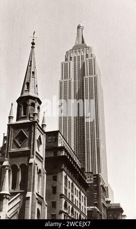 Photo tirée de l'album d'une famille juive italienne (Jarach) voyageant à New york et à l'exposition internationale de Chicago à l'été 1933. Voici une perspective inhabituelle de l'Empire State Building en construction Banque D'Images