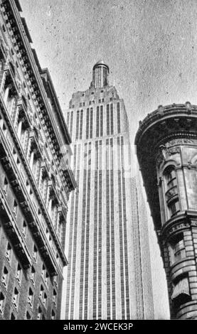 Photo tirée de l'album d'une famille juive italienne (Jarach) voyageant à New york et à l'exposition internationale de Chicago à l'été 1933. Voici une perspective inhabituelle de l'Empire State Building en construction Banque D'Images